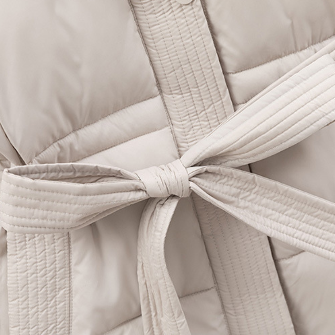 Damen Winterjacke mit Kapuze und Gürtel – Leicht und Warm, Wattiert