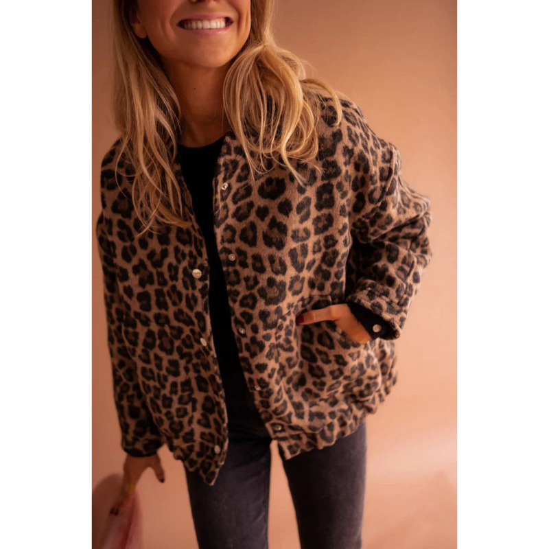 Mila – Bomberjacke mit Panther-Muster und Druckknöpfen