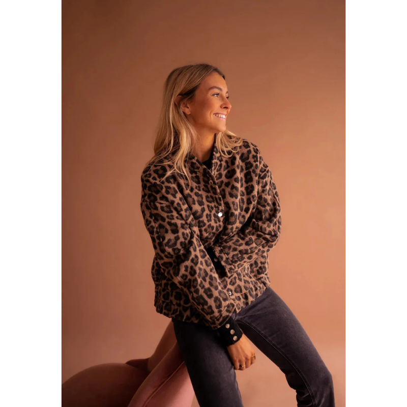 Mila – Bomberjacke mit Panther-Muster und Druckknöpfen