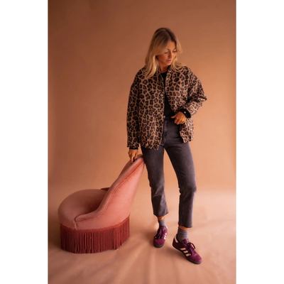 Mila – Bomberjacke mit Panther-Muster und Druckknöpfen