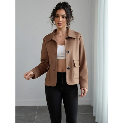 Braune Damenjacke mit Knopfverschluss und Kontrastknöpfen