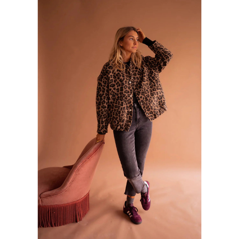 Mila – Bomberjacke mit Panther-Muster und Druckknöpfen