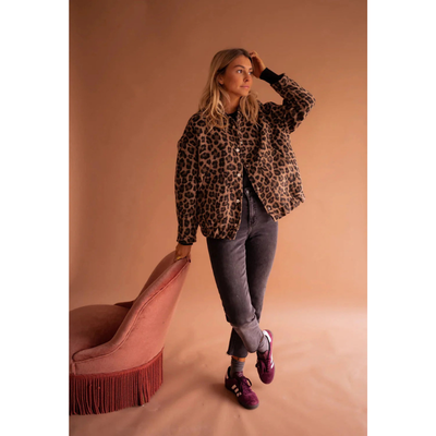 Mila – Bomberjacke mit Panther-Muster und Druckknöpfen