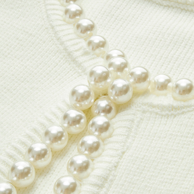 Elegante und zeitlose Damen Strickjacke mit Perlenakzenten