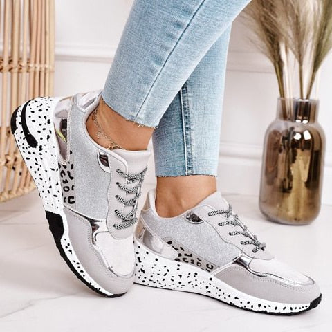 Frauen Chunky Sneakers – Schnürschuhe mit Dalmatiner-Muster Sohle