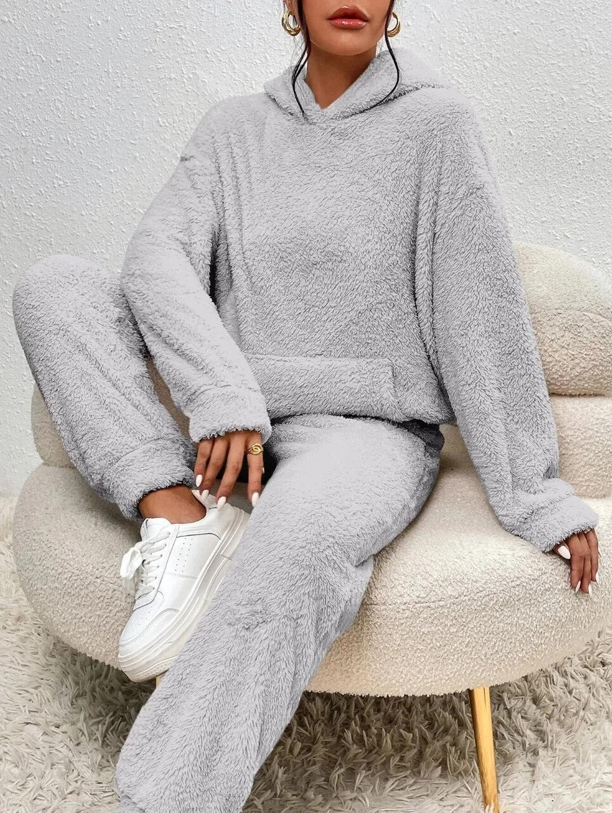 Frauen Fleece Set – Kuscheliger Hoodie und Hose für die Winterzeit
