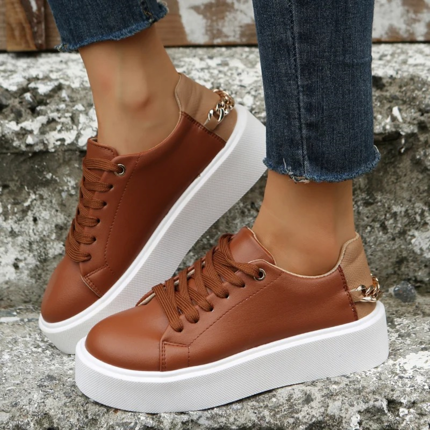 Weiße Damen Sneakers aus Leder mit Ketten-Detail – ComfortStep