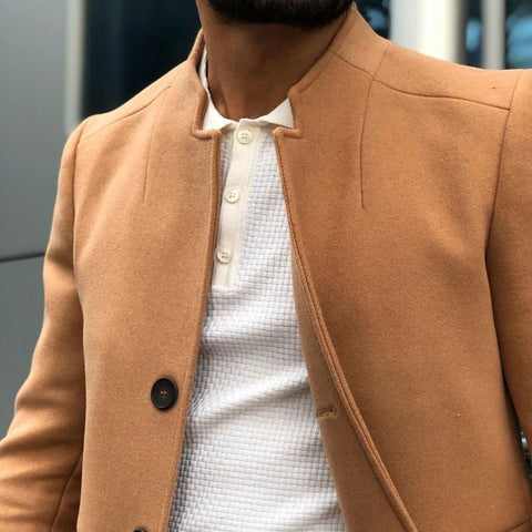 Sebastian Stilvoller langer Mantel